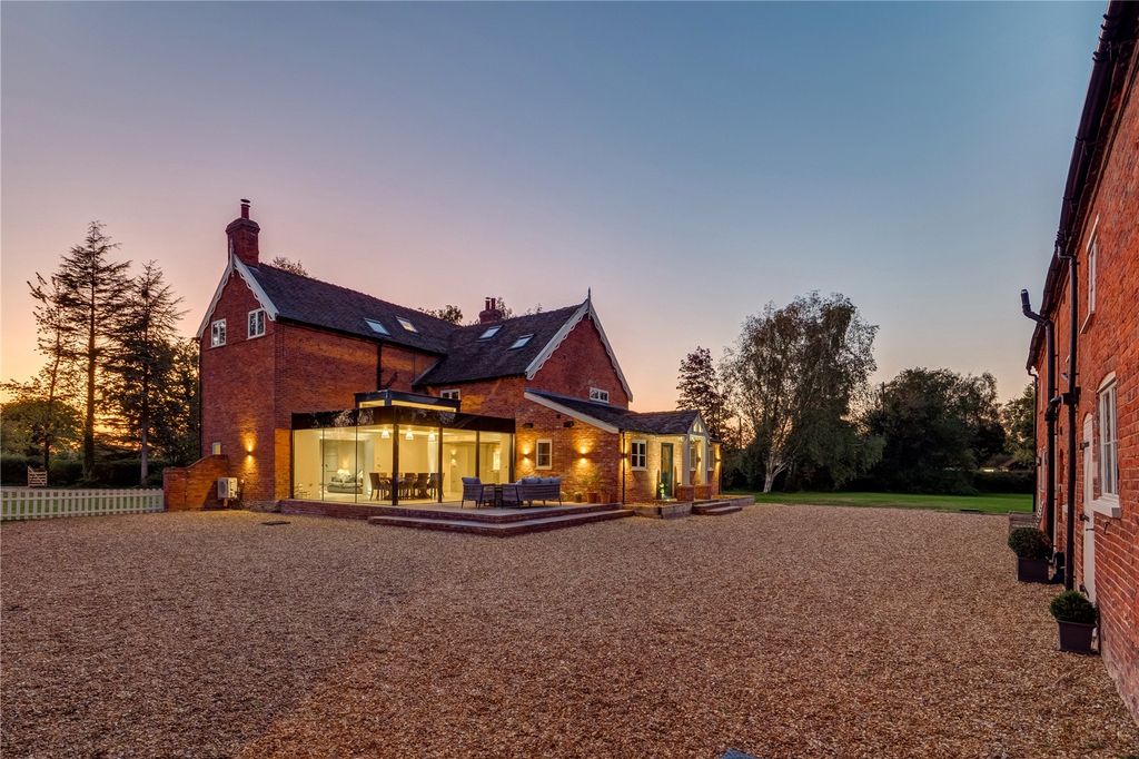 Property photo 2 of 32 Illidge Green Farm