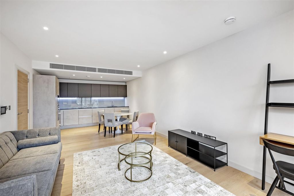 Property photo 3 of 10 Reception