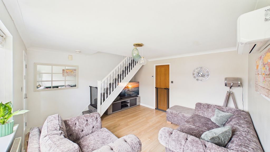 Property photo 2 of 13 Cam03669G0-Pr0061-Still004