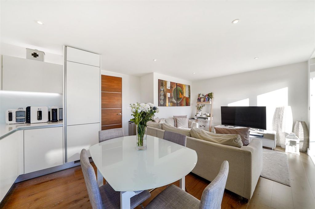 Property photo 1 of 20 Flat 74, Merlin Court - Mkcuuadq8Icqd5Gs6Pvv.Jpg