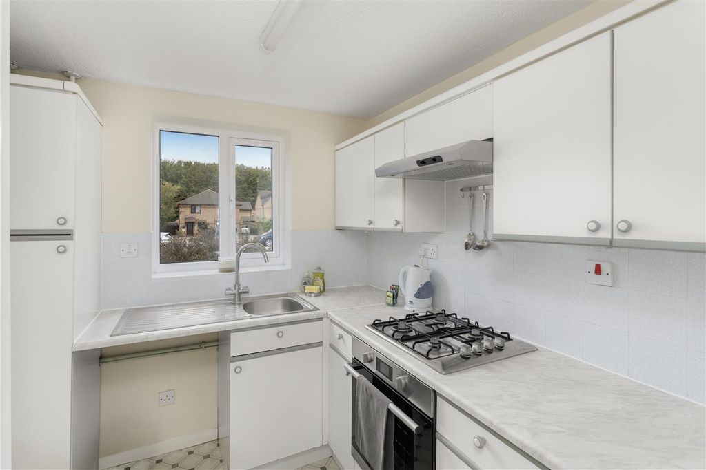 Property photo 3 of 14 11 Heron Close, Woodford Halse-6.Jpg