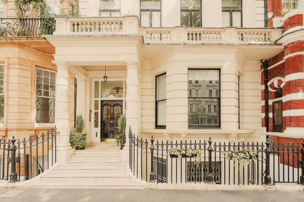 Property photo 1 of 17 Entrance