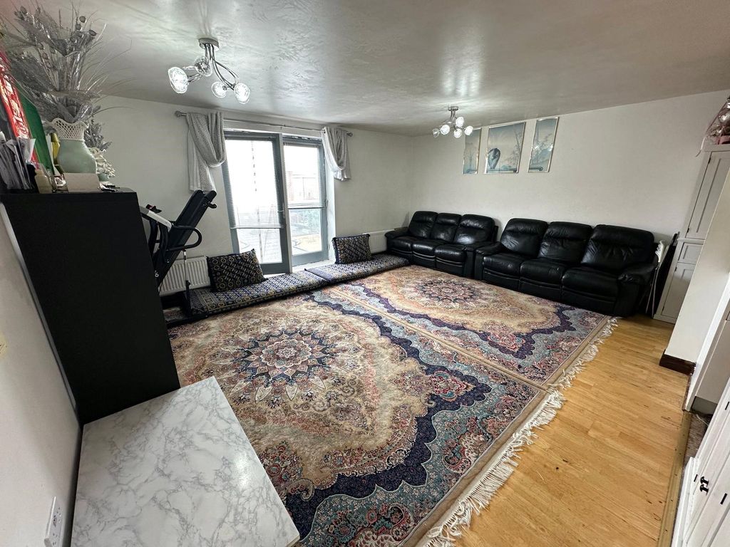 Property photo 1 of 8 Lounge