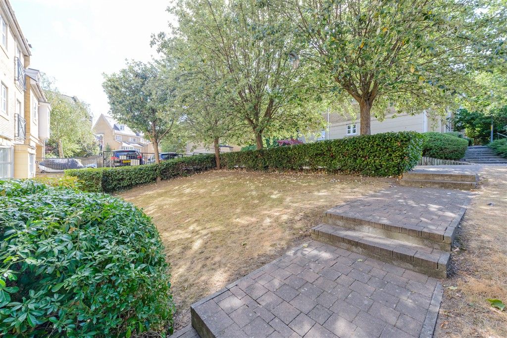 Property photo 2 of 10 Communal Gardens