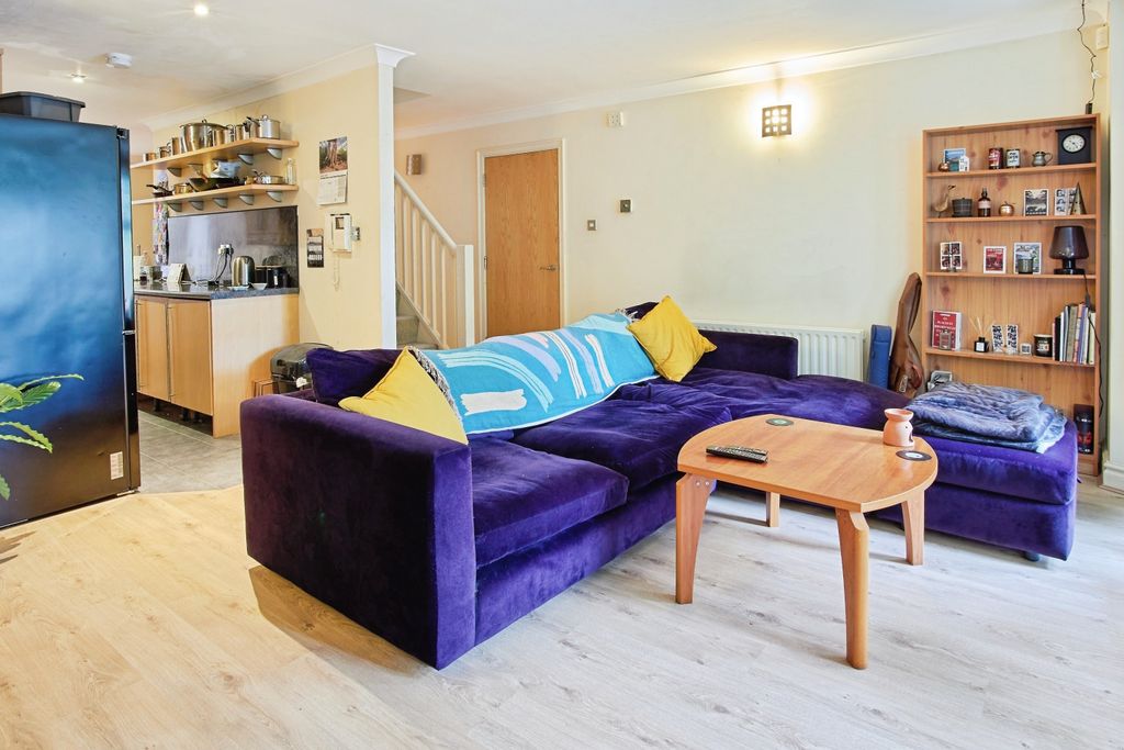 Property photo 3 of 16 Lounge