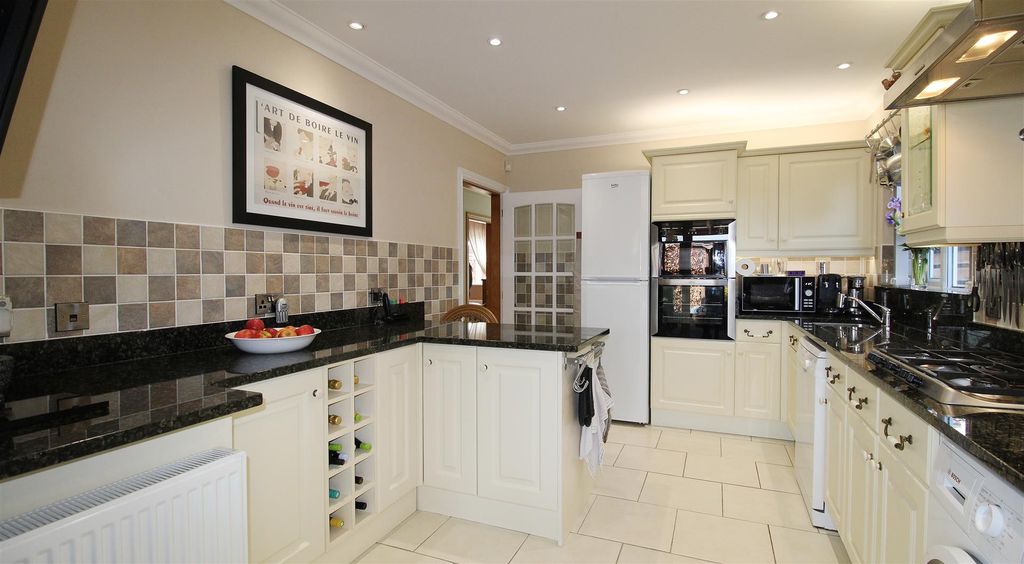 Property photo 2 of 25 Kitchen