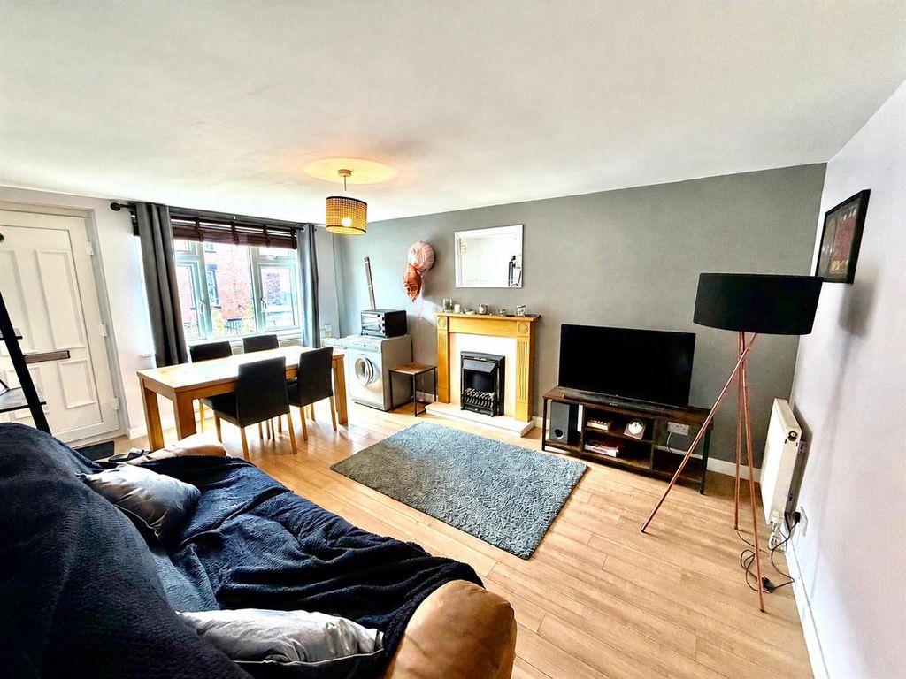 Property photo 2 of 13 Living Room / Dining Area: