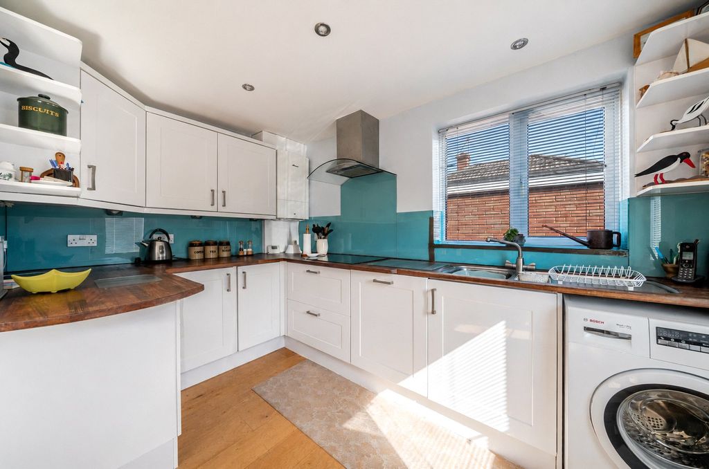 Property photo 3 of 10 Kitchen