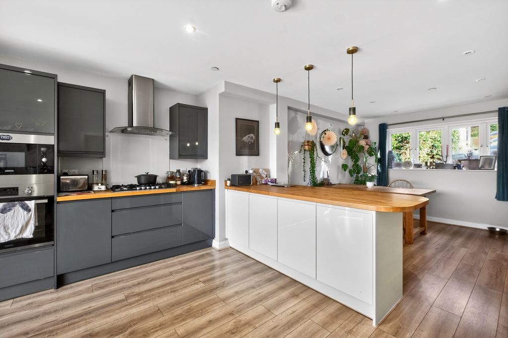 Property photo 2 of 30