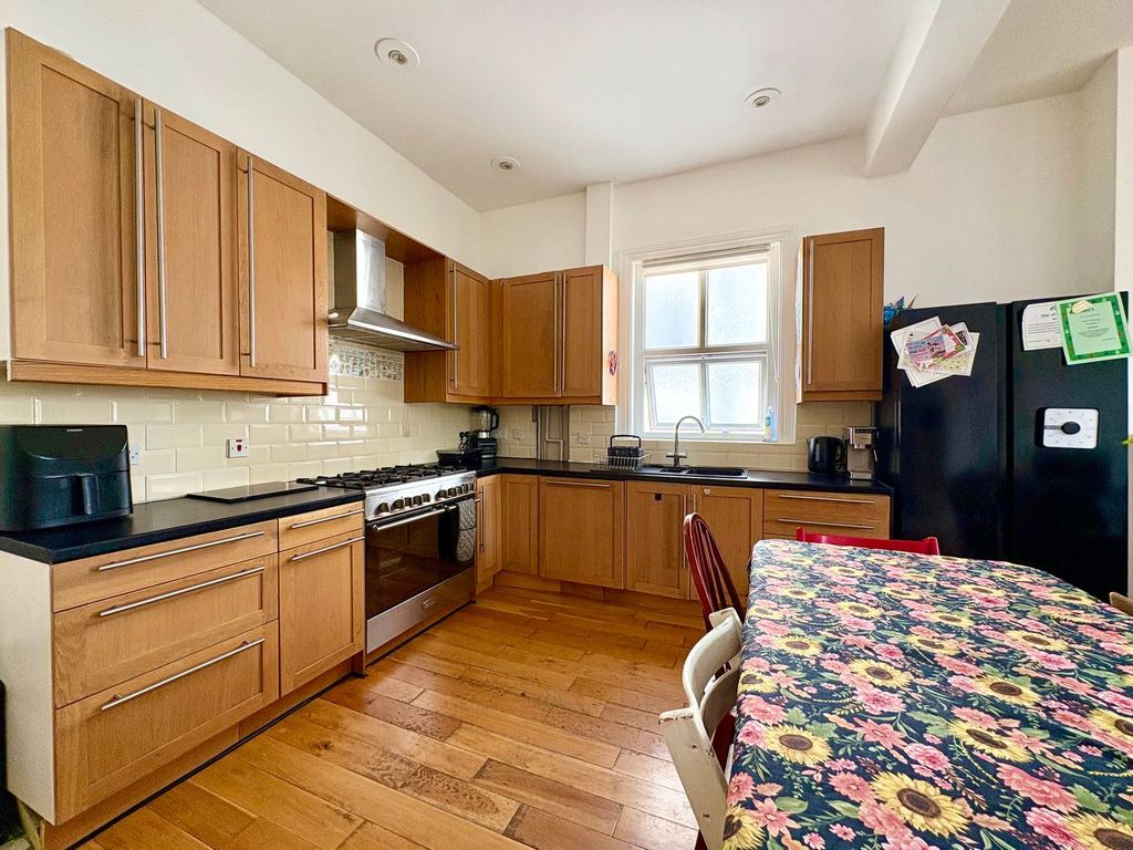 Property photo 3 of 24