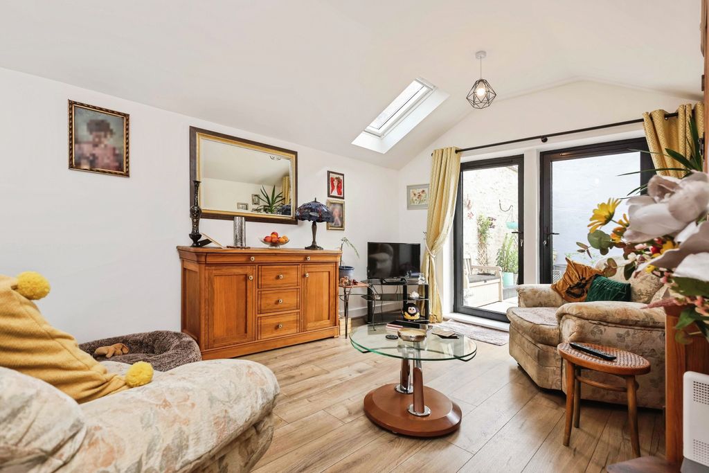 Property photo 2 of 16 4Newstreeteveshamwr11-20