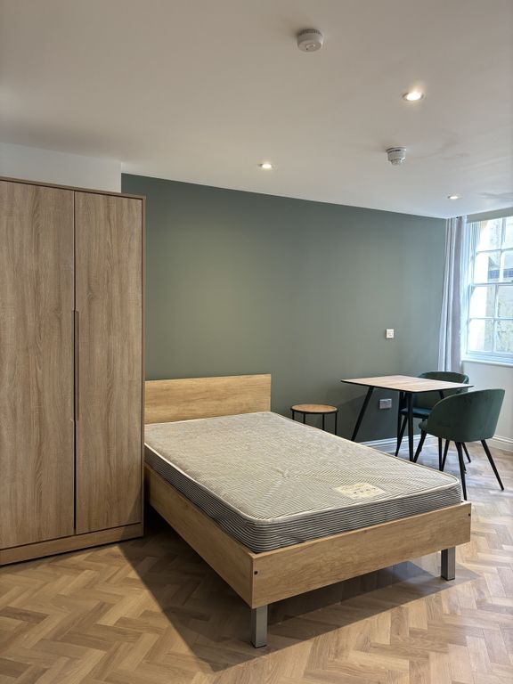 Property photo 3 of 4 A Stylish And Spacious Double Bedroom Featuring Mo...