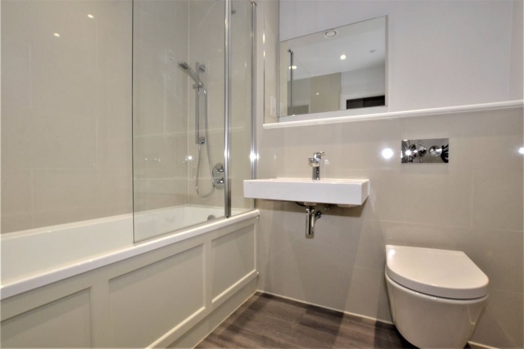 Property photo 3 of 10 Bathrom