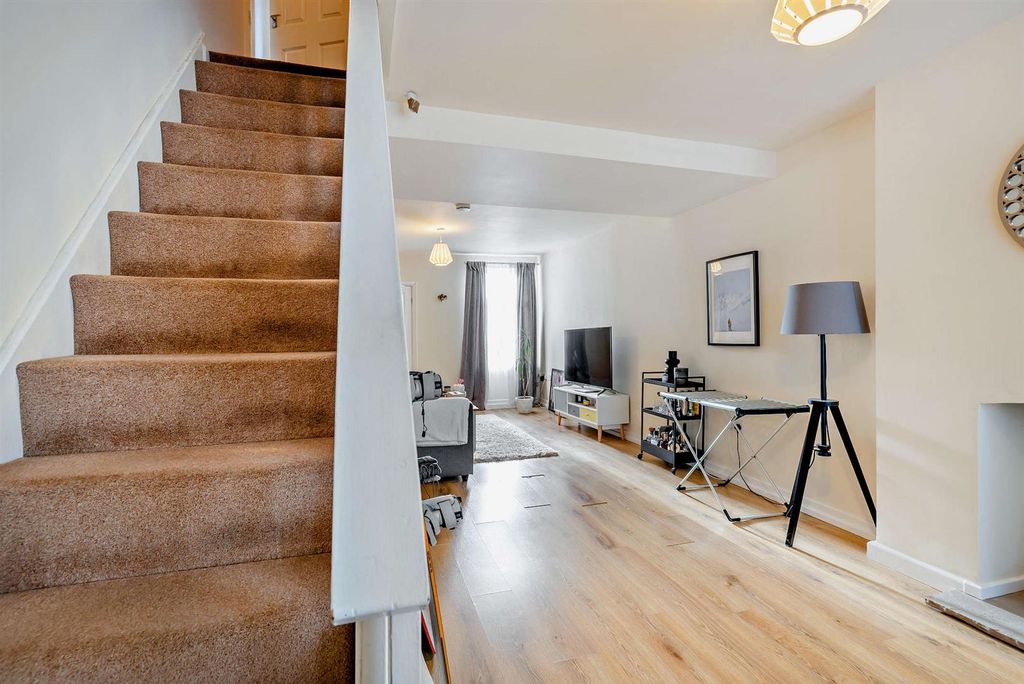 Property photo 2 of 12 8662514-Interior01-800.Jpg