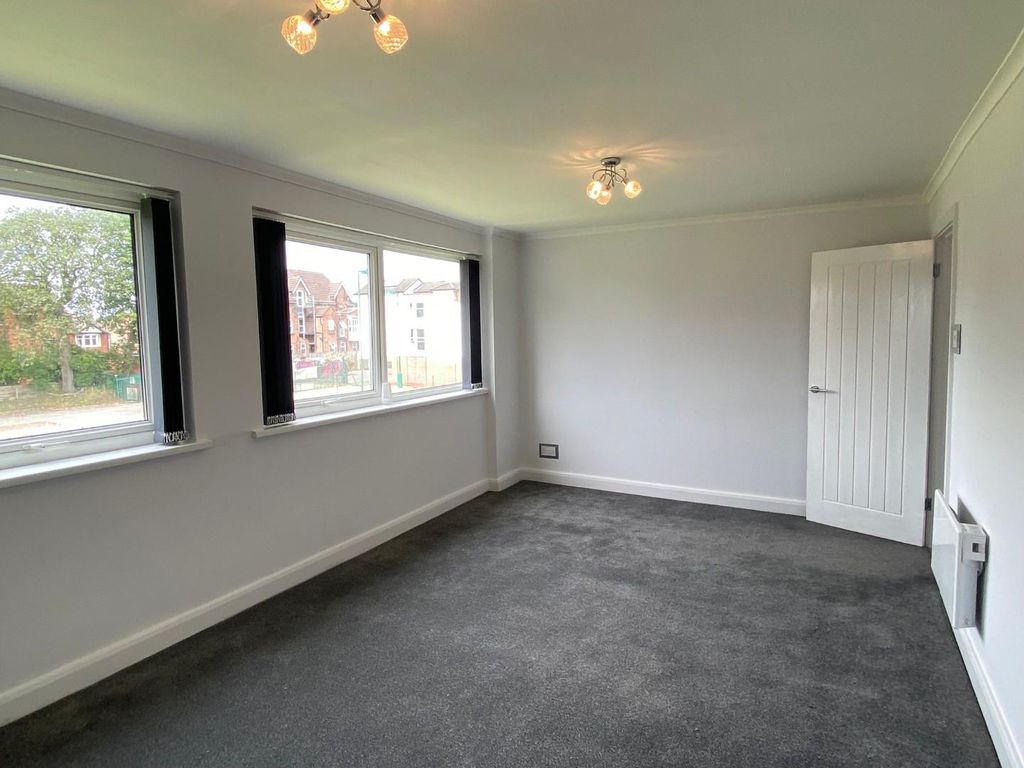 Property photo 3 of 21 Lounge 3.Jpg