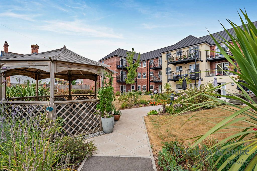Property photo 1 of 23 Communal Gardens