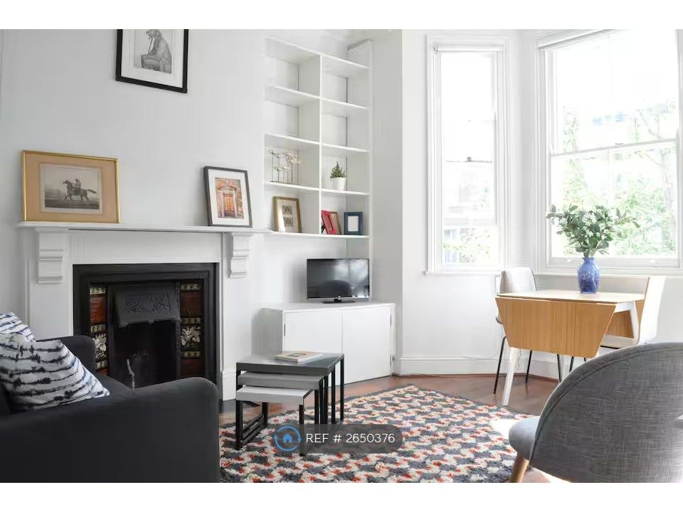 Property photo 1 of 10 Living Room