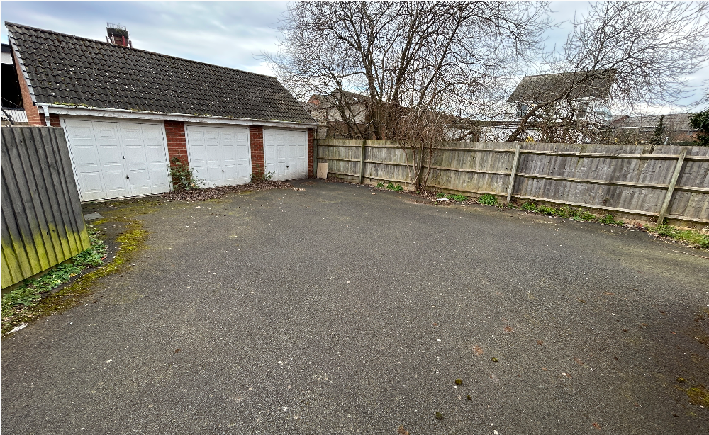 Property photo 3 of 19 Garage