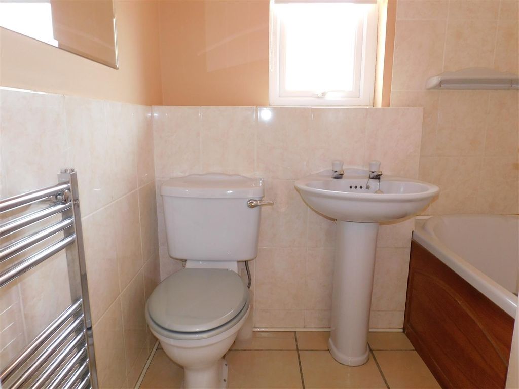 Property photo 3 of 9 Bathroom