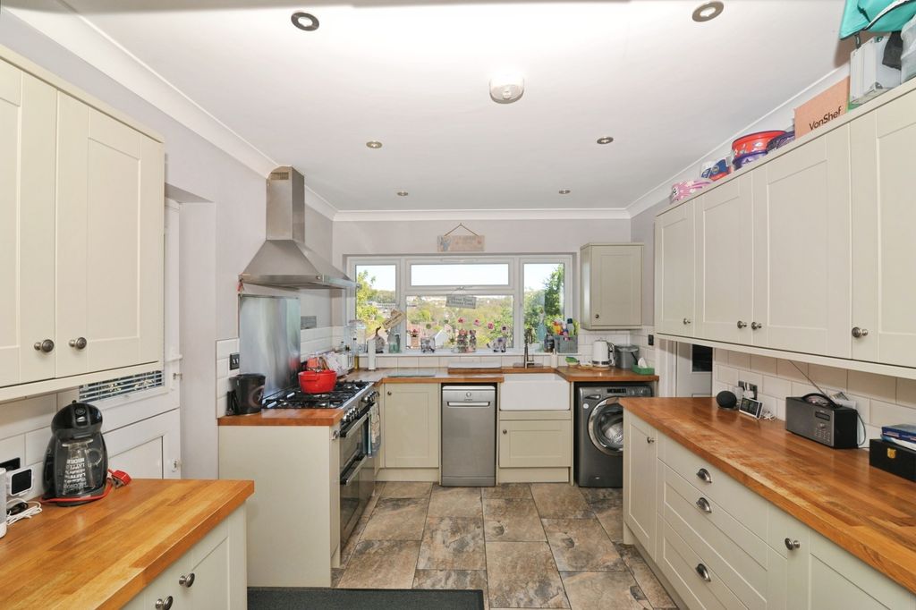 Property photo 3 of 20 Kitchen