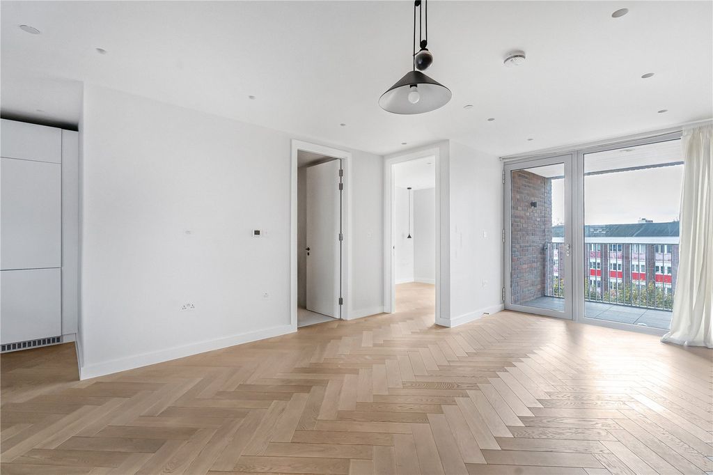 Property photo 2 of 16 Kitchen/Reception