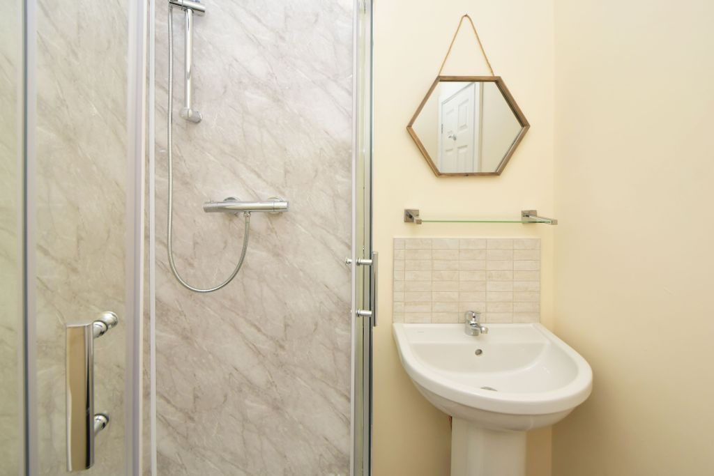 Property photo 1 of 9 Bathroom