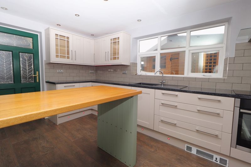 Property photo 2 of 25 Kitchen