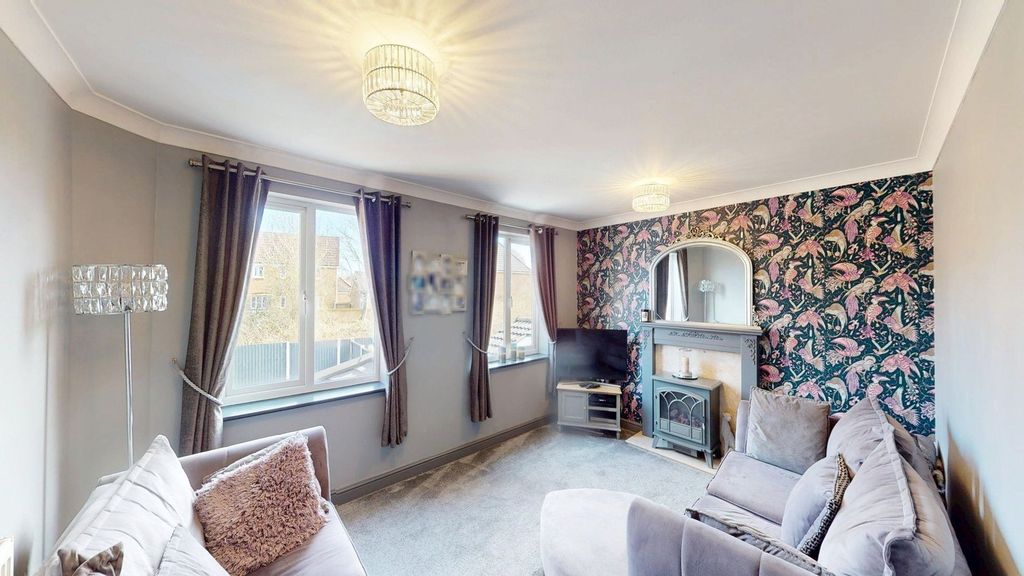 Property photo 3 of 18 Lounge