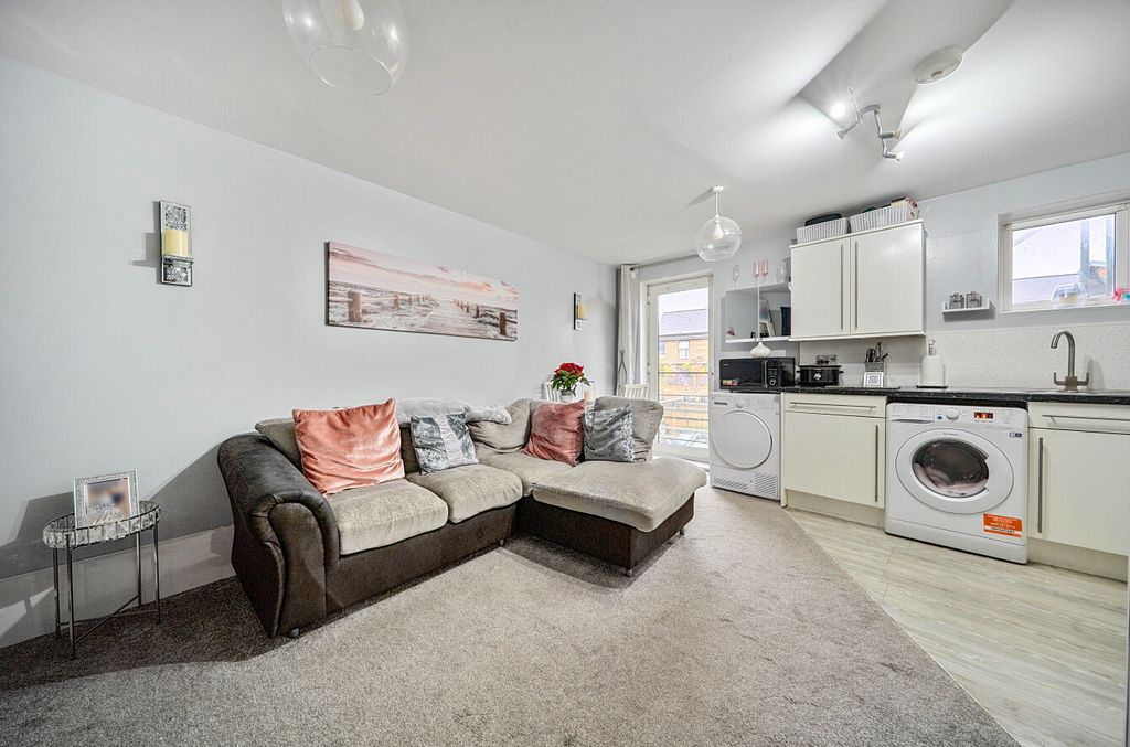 Property photo 3 of 19 1385714-18-692d70...