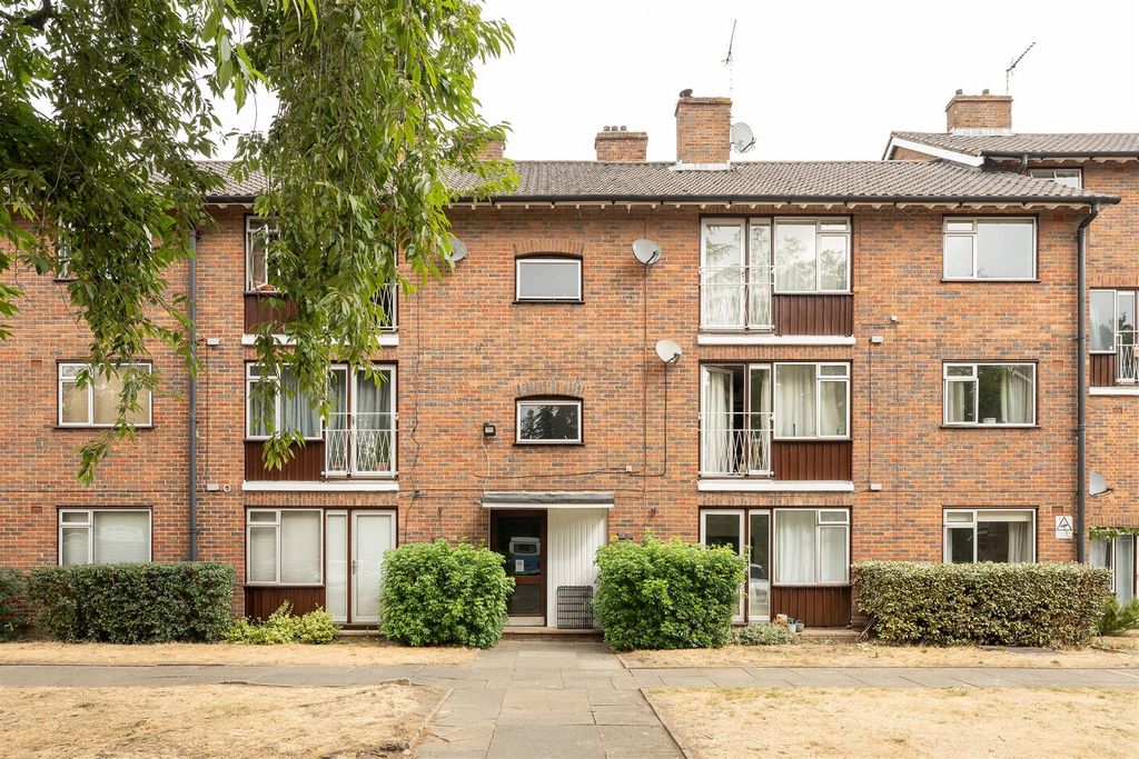 Property photo 1 of 25 Buxton Drive, E11