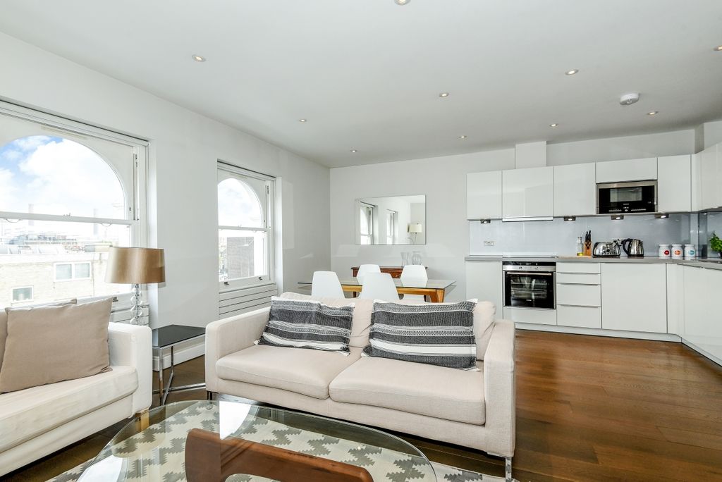 Property photo 2 of 6 Livingroom