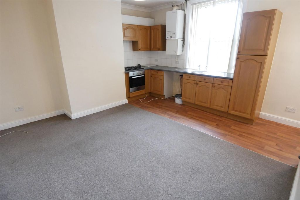 Property photo 2 of 6 Living Kitchen