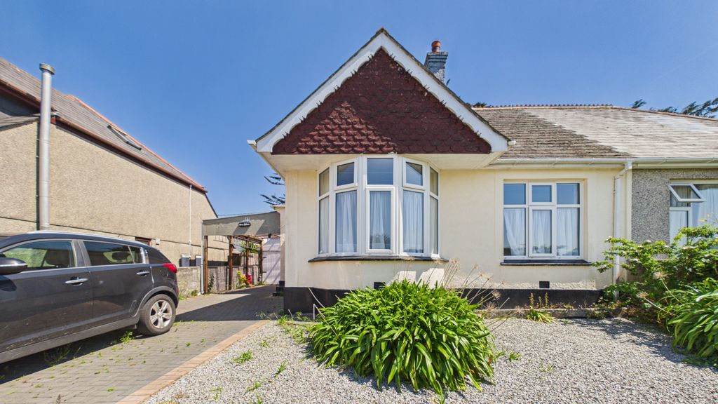 Property photo 1 of 12 2 Bedroom Semi-Detached Bungalow