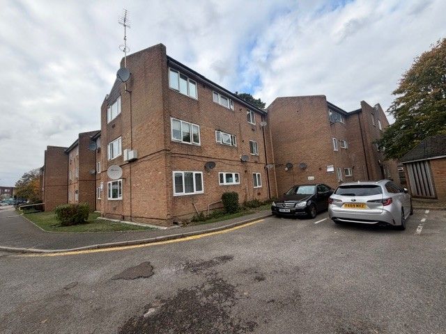 Property photo 1 of 10 2 Bed Flat To Rent Aldergrove Gardens, Hounslow Tw3 3DL