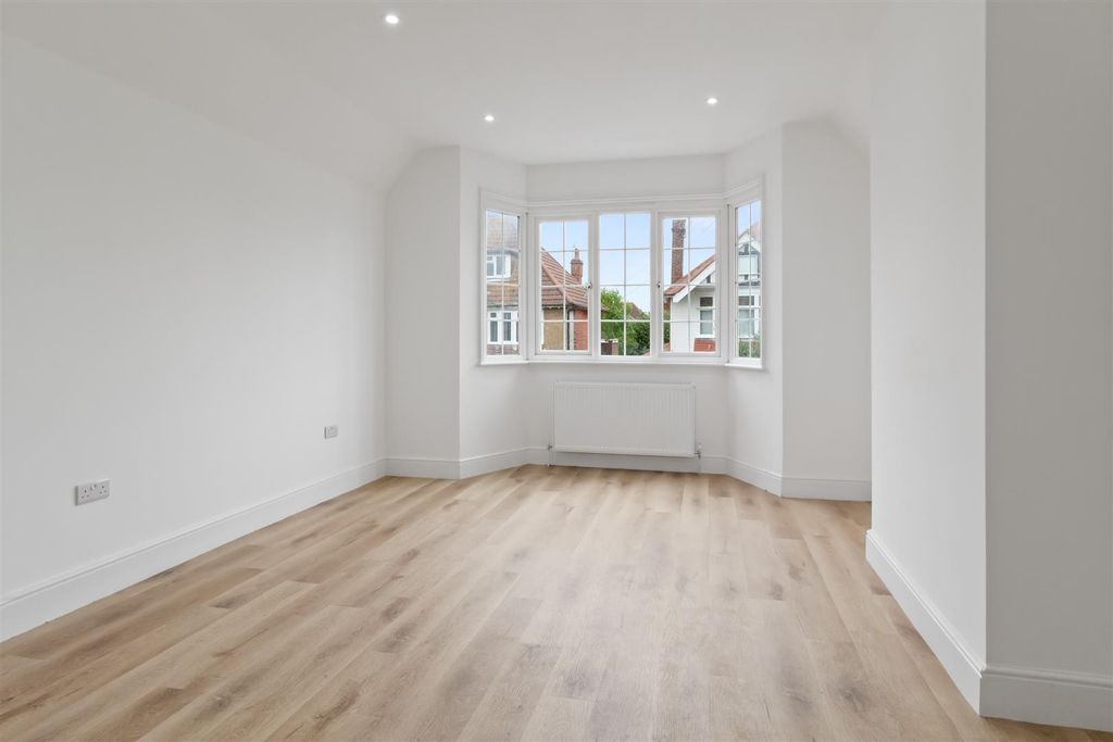 Property photo 2 of 8 7A Pembury Road-001.Jpg