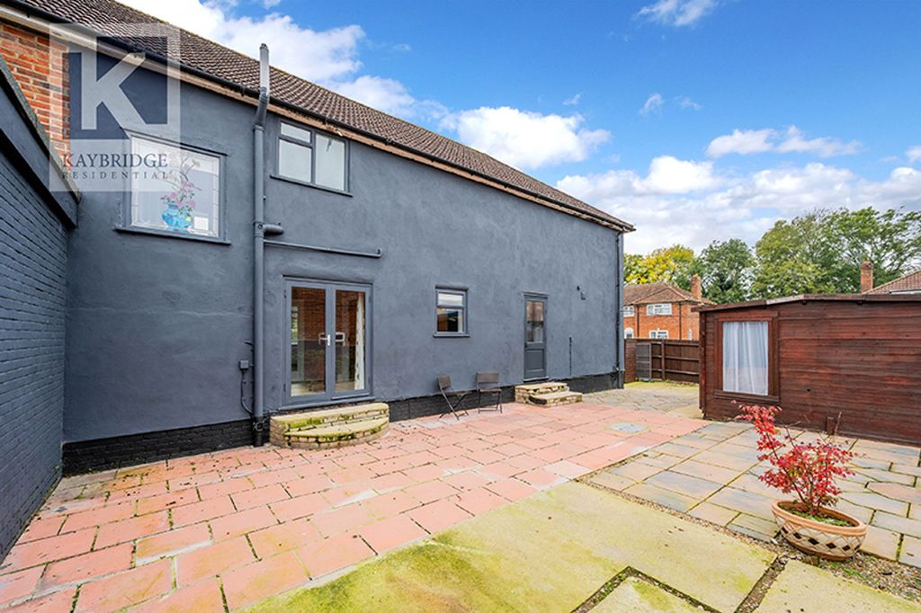 Property photo 1 of 20 Bourne Way, Epsom