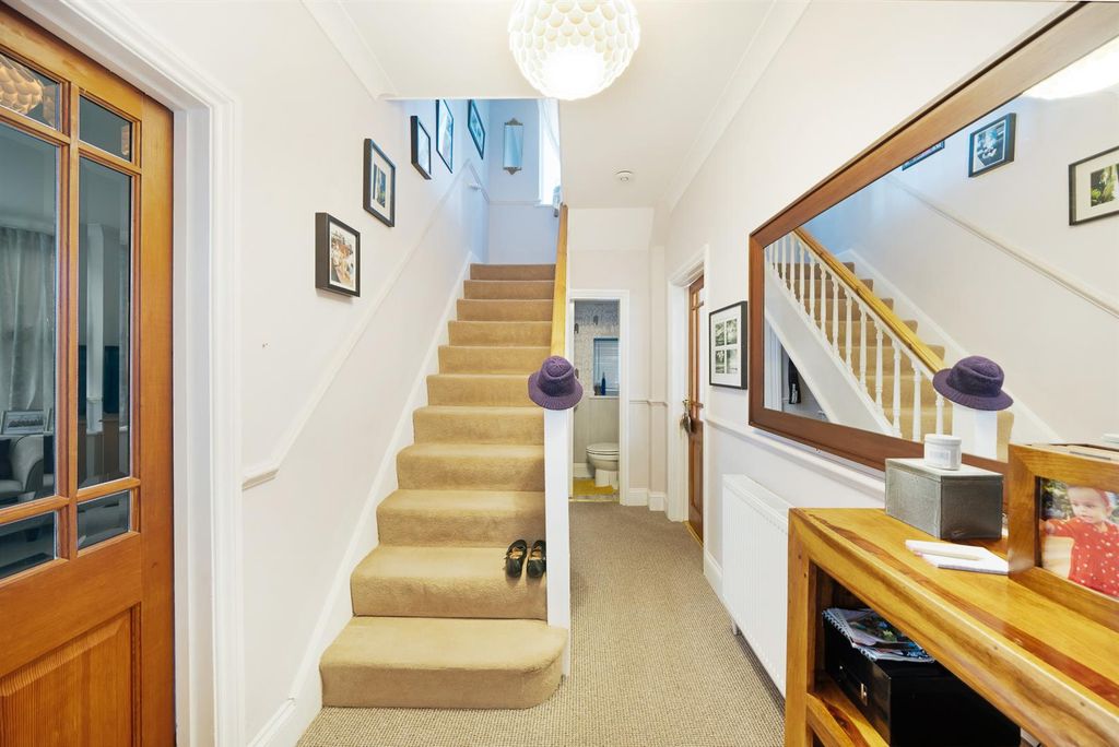 Property photo 2 of 20 Entrance Hall