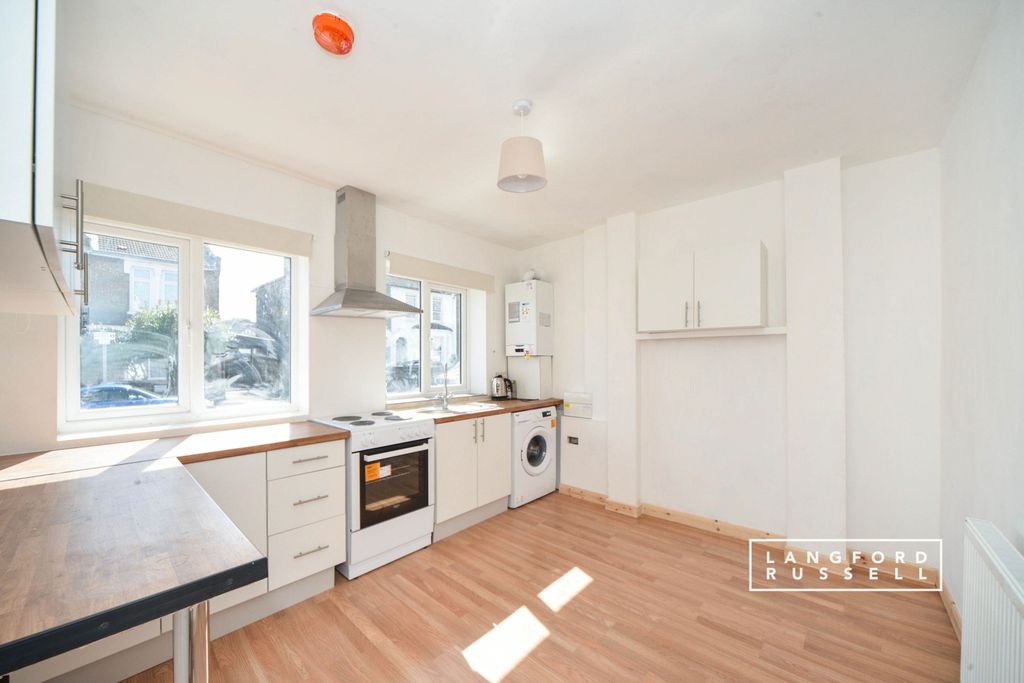 Property photo 2 of 10 Kitchen