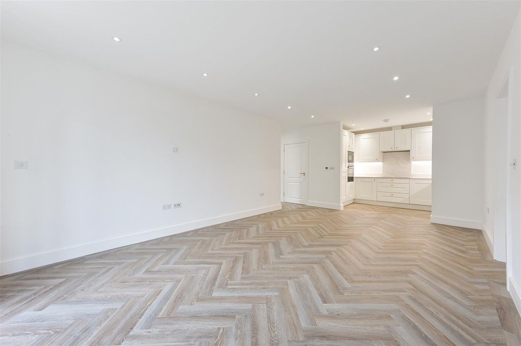 Property photo 2 of 14 Field View Flat (4).Jpg