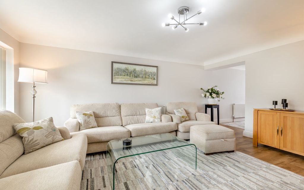 Property photo 2 of 17 Sitting Room