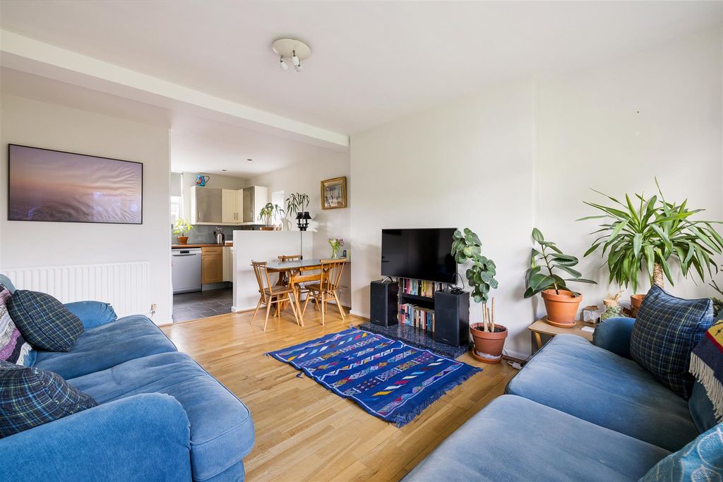 Property photo 2 of 29 Stewardstone Road, E2