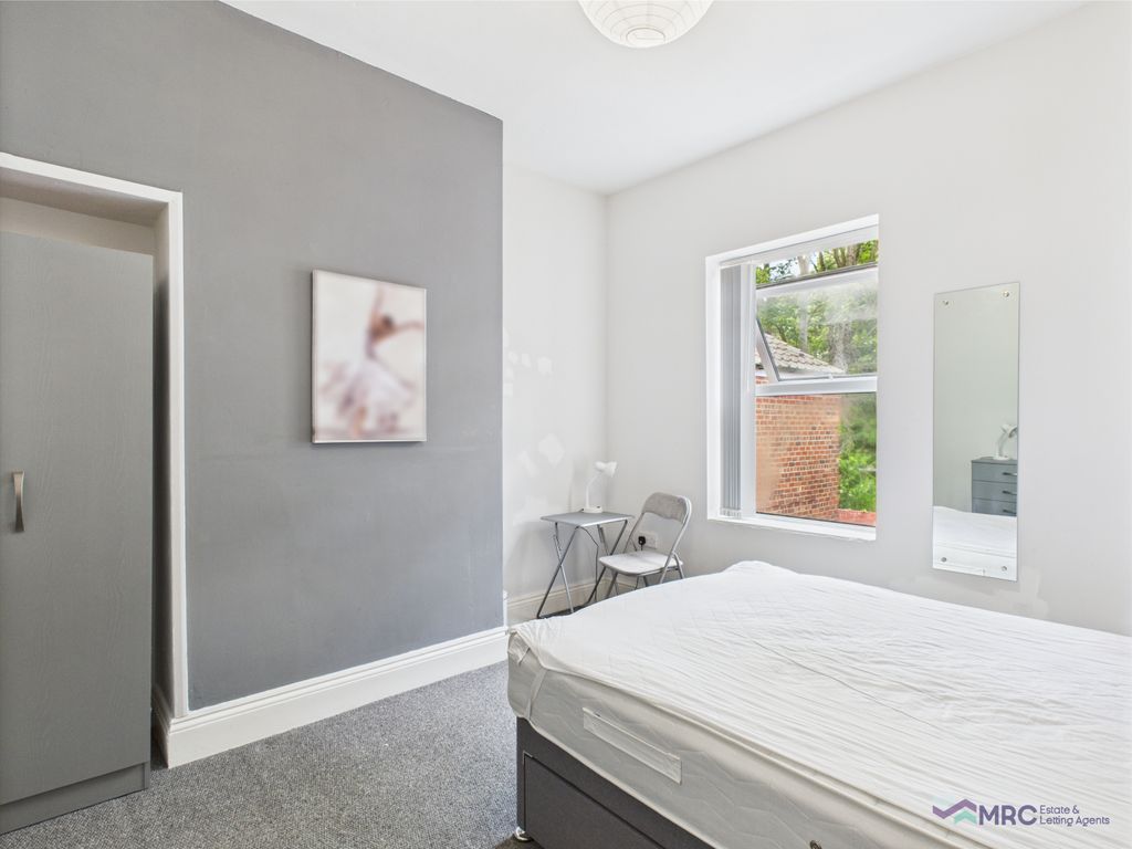 Property photo 1 of 10 Modern Furnished Room To Let