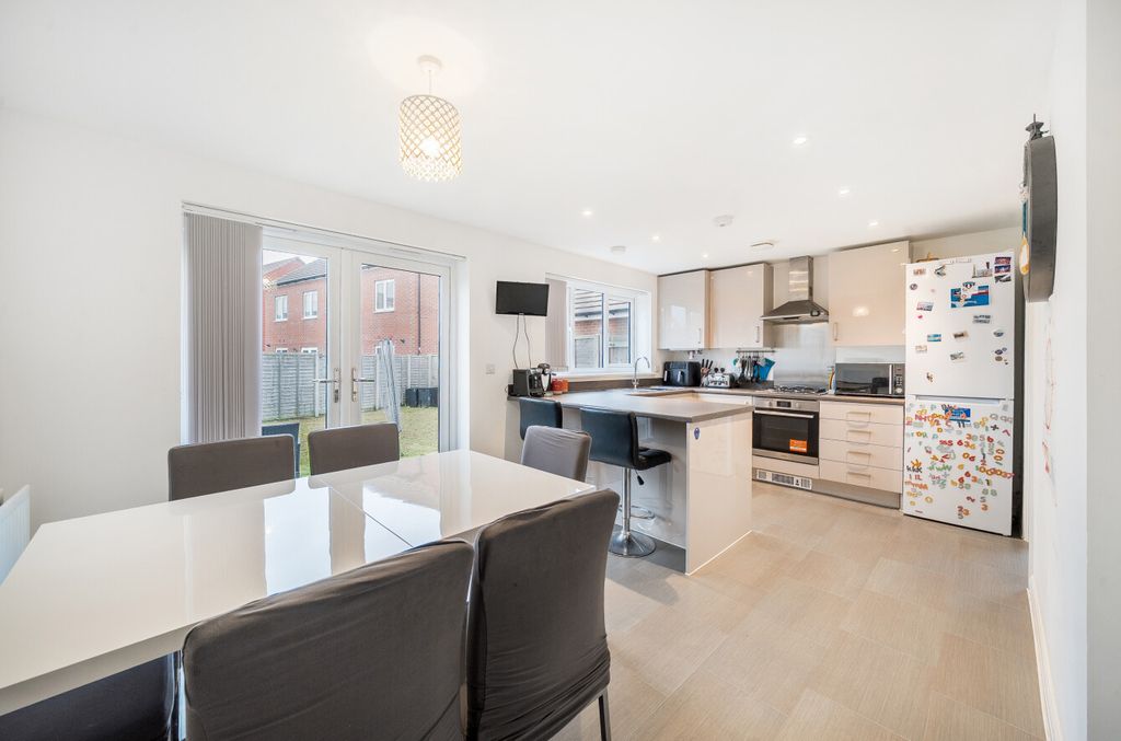 Property photo 2 of 17 1380153-27-692853...