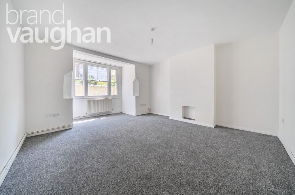 Property photo 1 of 8 Living Room