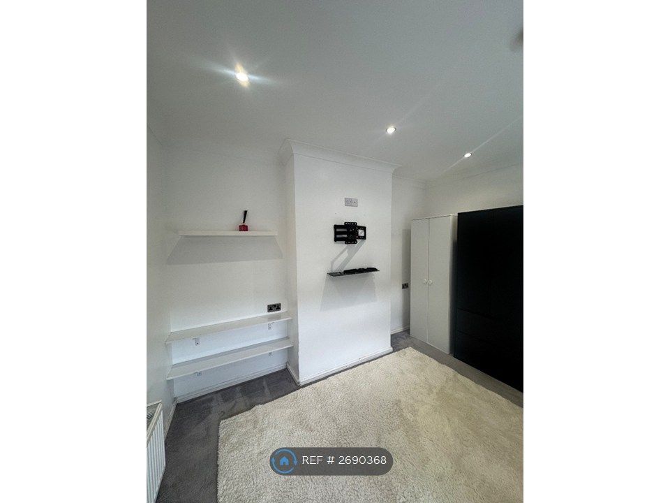 Property photo 2 of 10 Room 5 Double Room Media Wall- £700-850