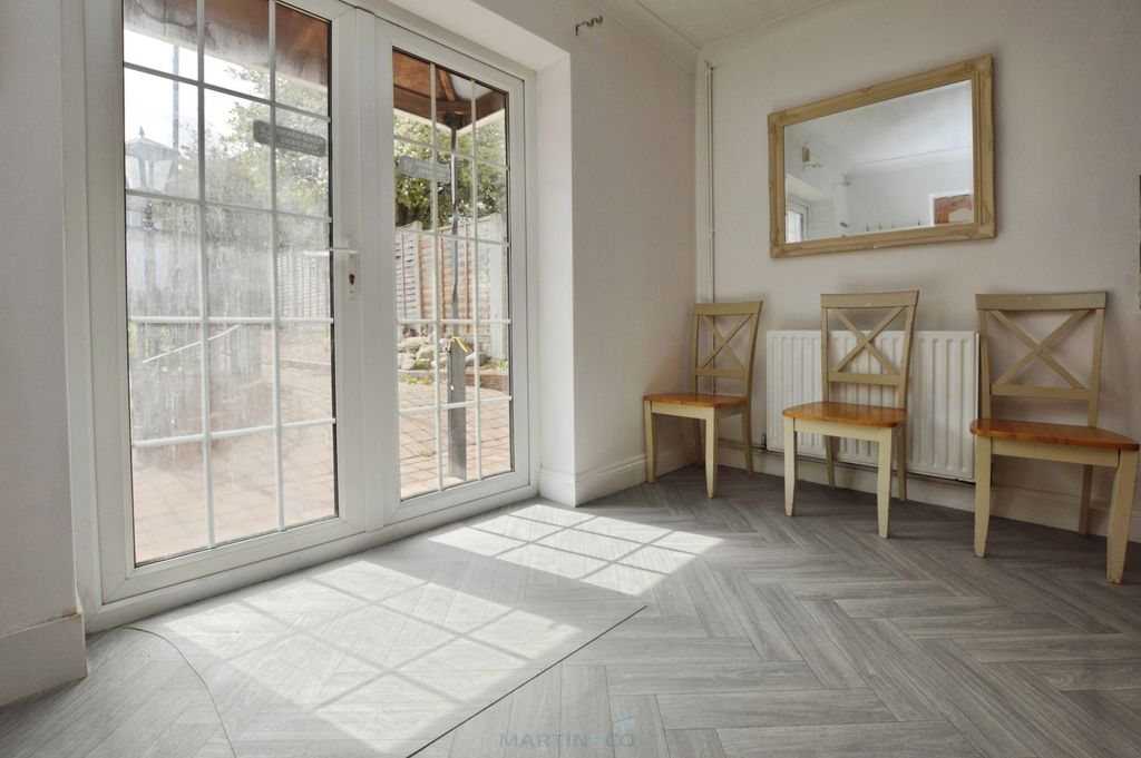 Property photo 3 of 14 Pbox-Living_Room-328429.Jpg
