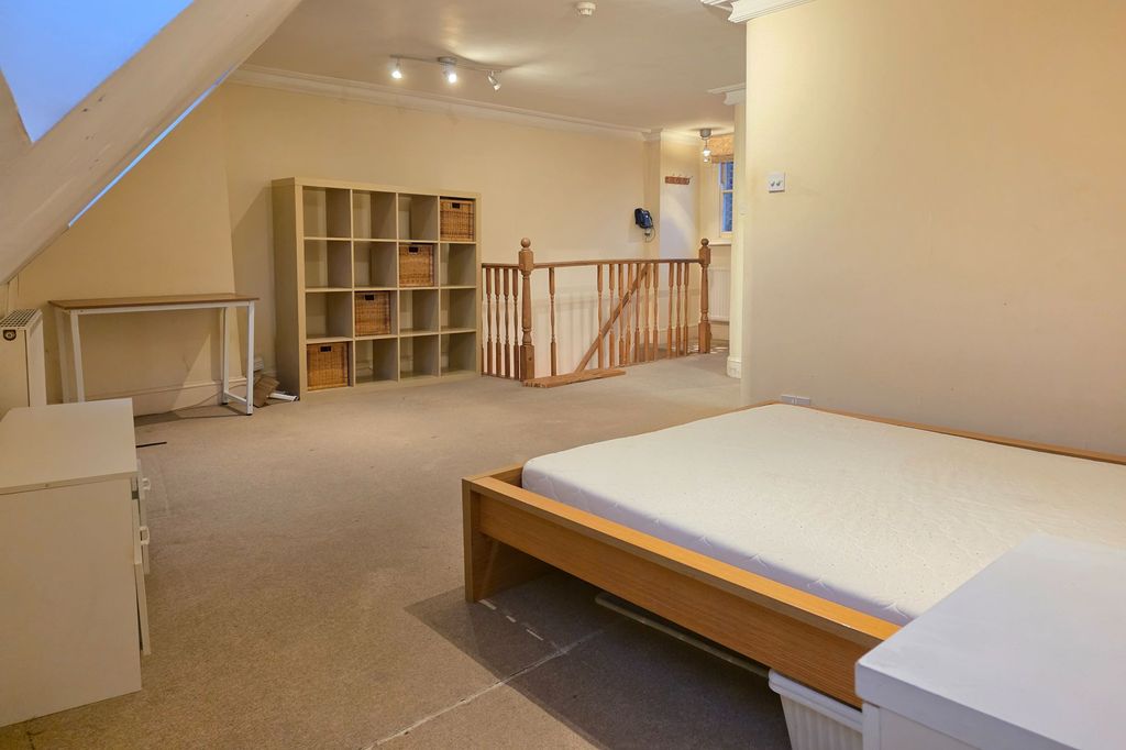 Property photo 3 of 11 56c Knights Hill, West Norwood, London Se27 0Jd