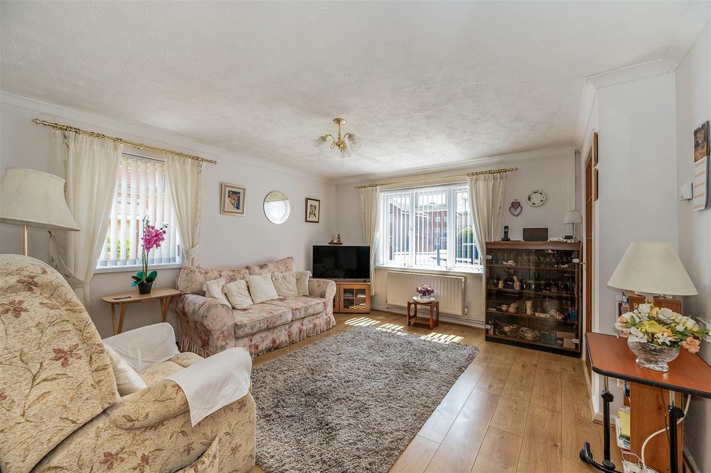 Property photo 3 of 28 Sitting Room
