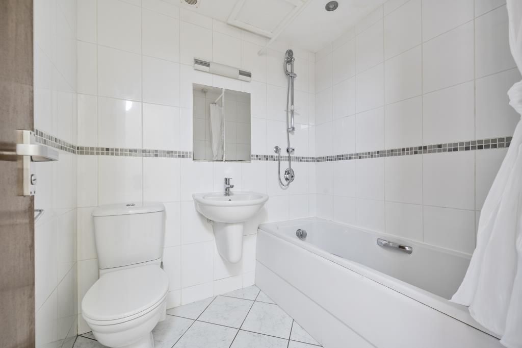 Property photo 2 of 20 Bathroom