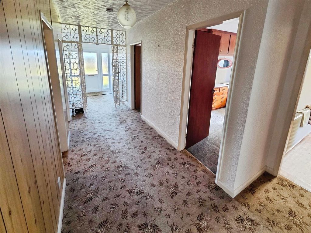 Property photo 3 of 19 Entrance Hallway